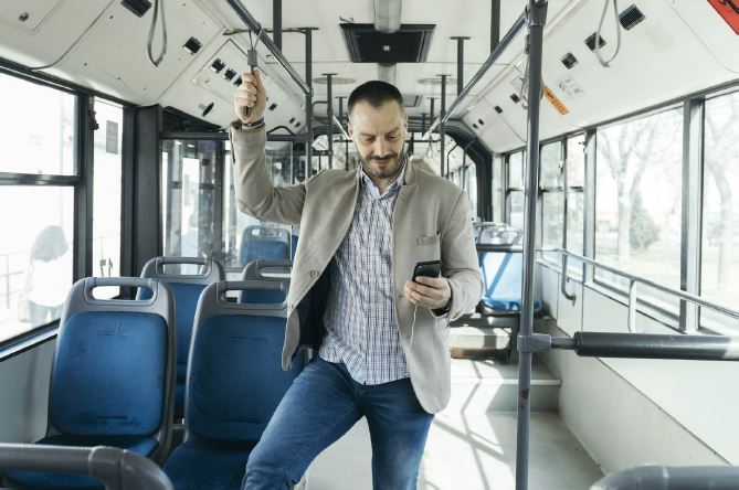 Aplicación móvil y portal de Internet para el transporte público
