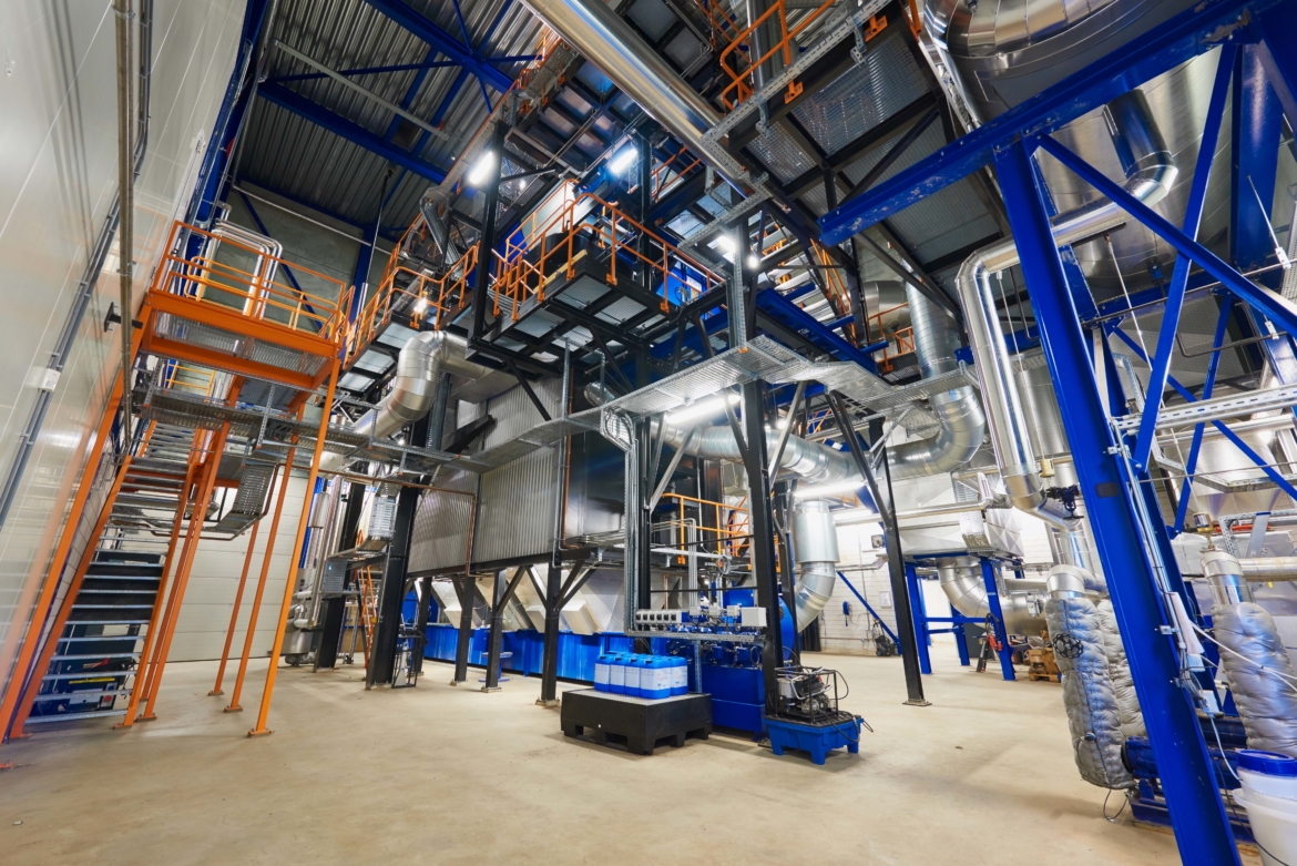 Cambio de sistemas de calefacción basados en vapor a sistemas basados en agua alimentados por biomasa
