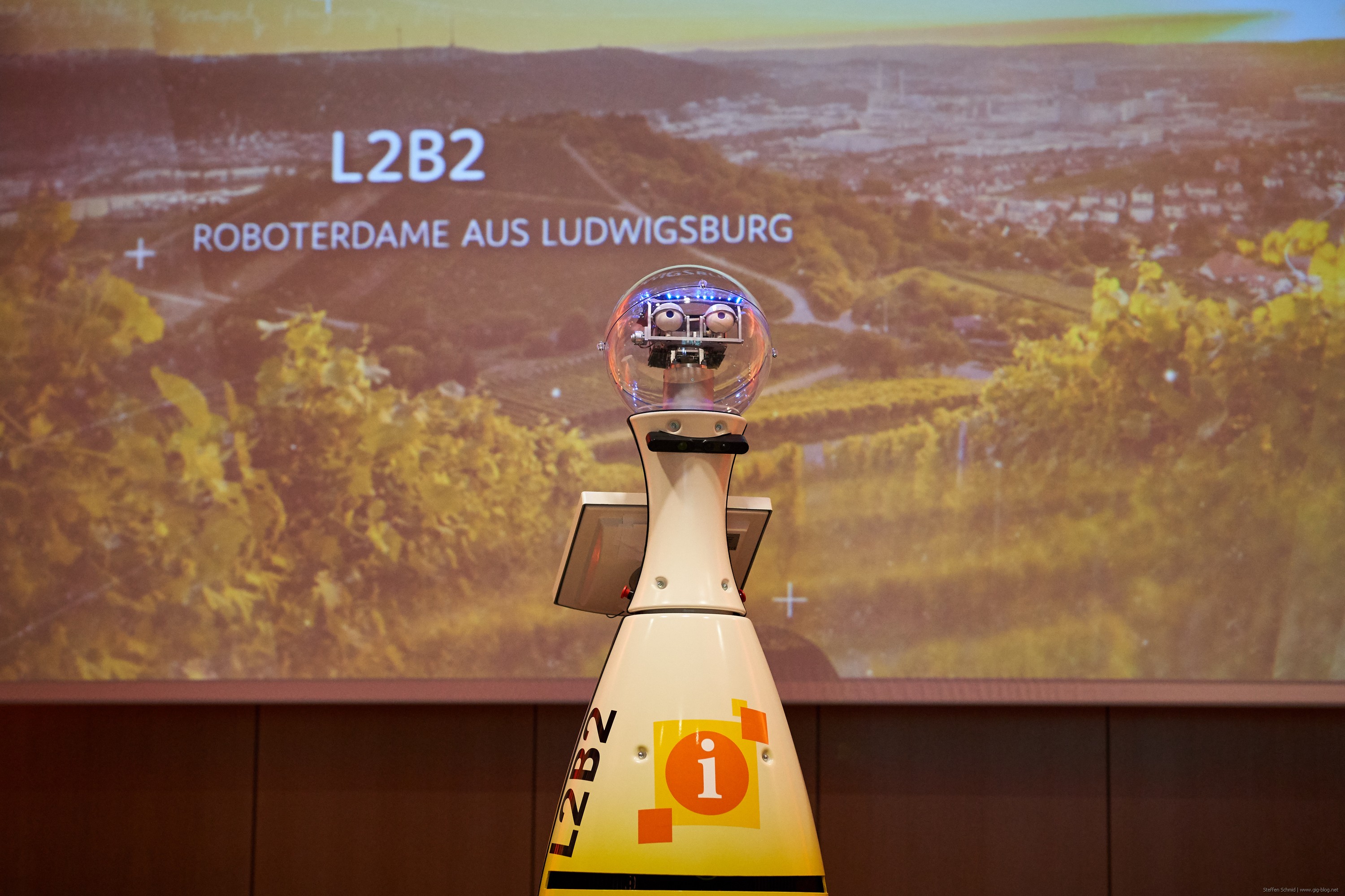 Gestor de boas-vindas do município (L2B2 Service Robot) em Ludwigsburg