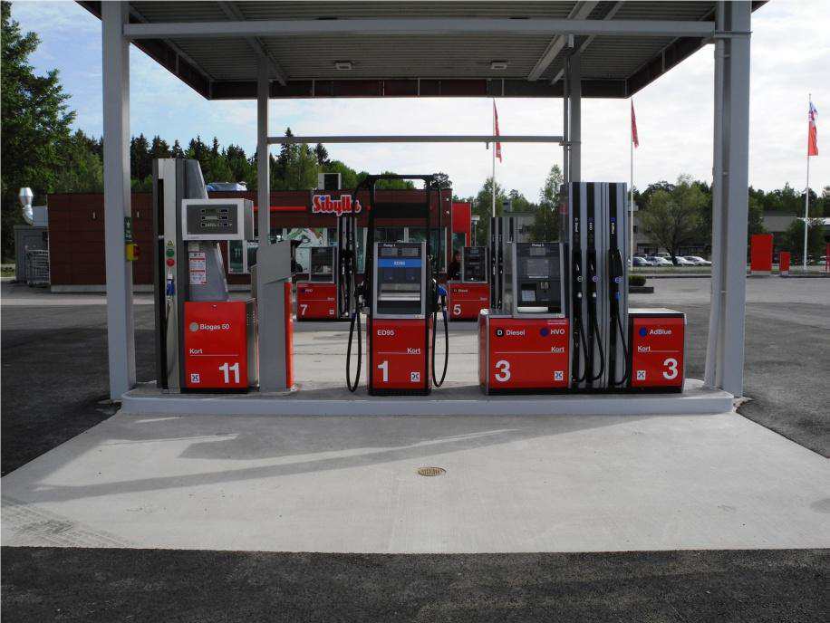 Renewable refuelling stations for heavy duty vehicles