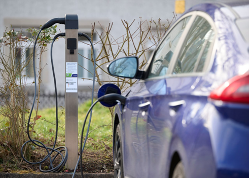 Aufladen von Elektrofahrzeugen an einem Park-and-Ride-Platz