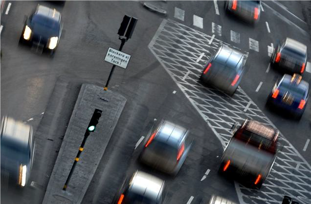 Intelligente Verkehrssignale synchronisiert, um umweltfreundlichere Fahrzeuge zu bevorzugen